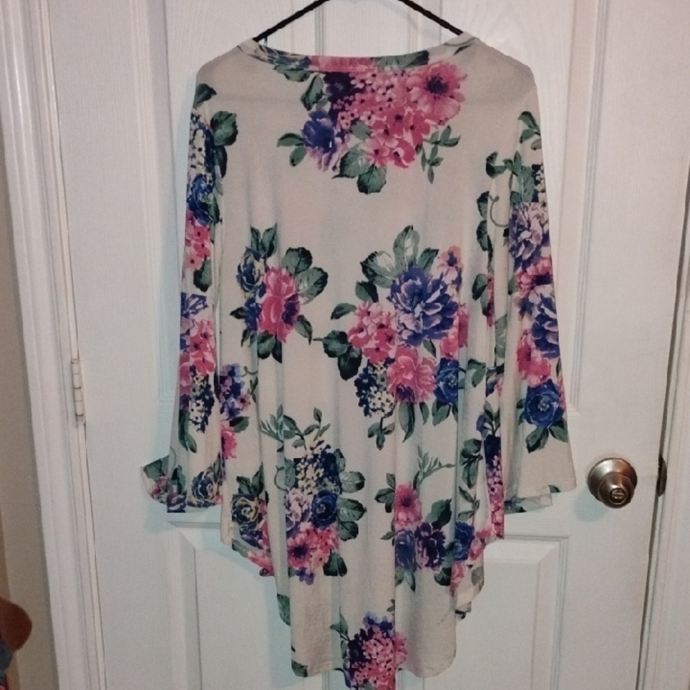 Floral Long Sleeved Dress With belled Sleeves - Picture 5 of 5